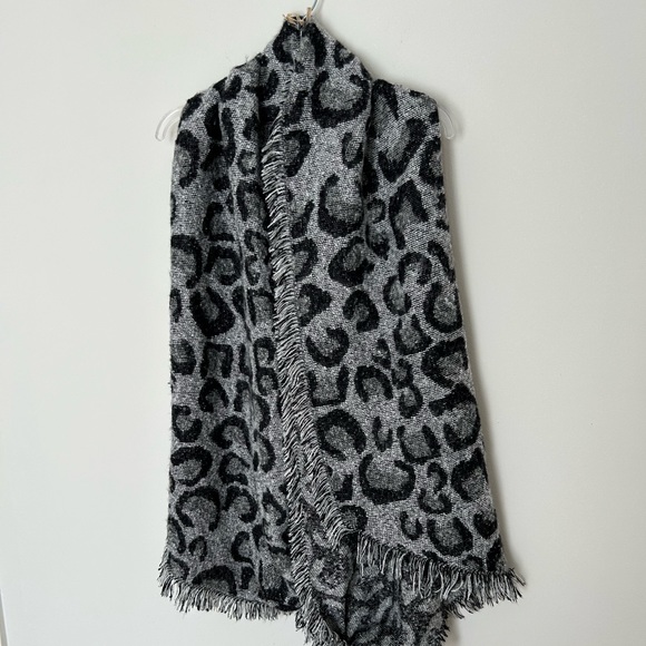 Dress up oversized animal print scarf - Picture 4 of 4
